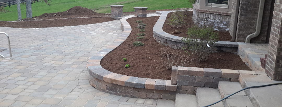 Borgert Strassen wall with cobble series pavers.