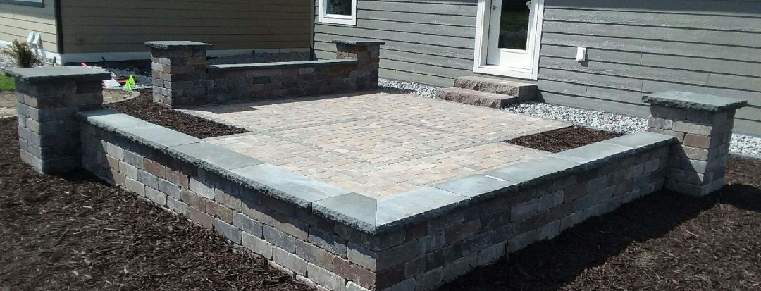 borgert-cobble-patio-with-sitting-wall-blaine-mn.jpg